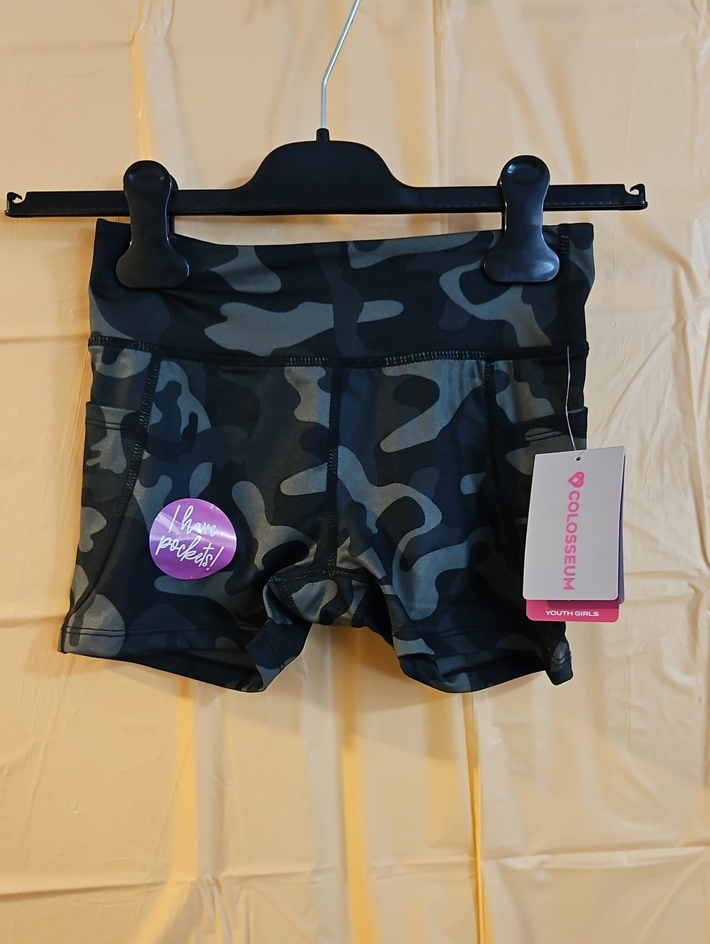 COLOSSEUM GIRLS CAMO SHORT: NEW WITH TAGS: SIZE M (7/8)